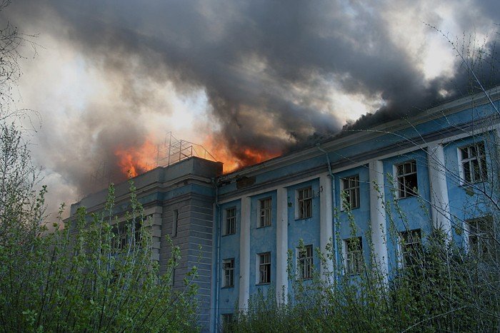 В Рубцовске загорелся бывший «Алтайский тракторный завод»