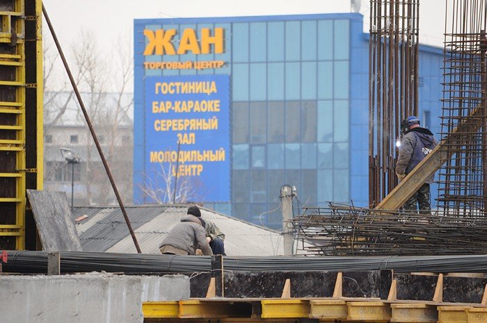 Игорь Савинцев недоволен строительством новых торговых центров в Барнауле
