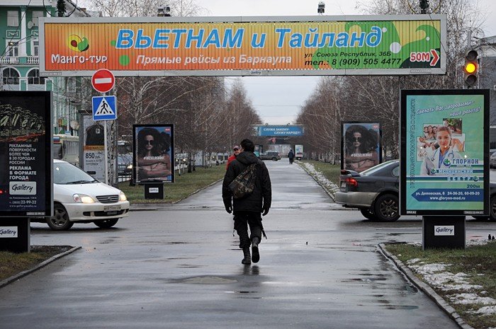 За несанкционированную «наружку» в Железнодорожном районе Барнаула рекламщикам выдали семь предписаний