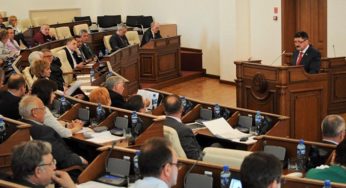 Депутаты АКЗС разрешили досрочное голосование, но вновь отказались снижать муниципальный фильтр