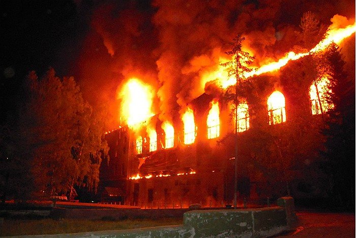 В центре Новосибирска сгорело бывшее здание «Сибирской ярмарки»