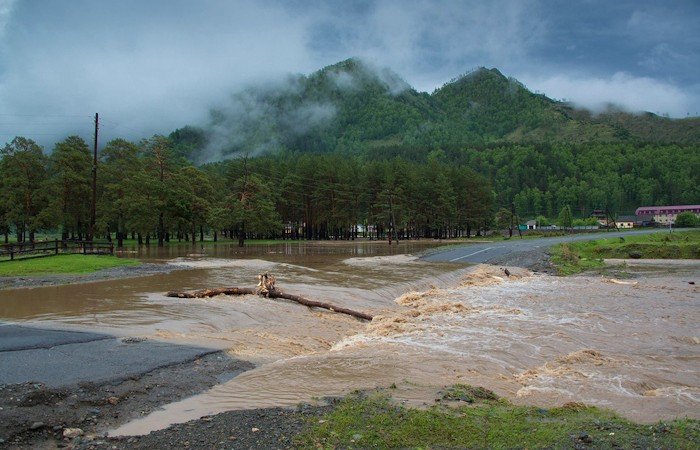 В Горном Алтае из-за сильного наводнения частично перекрыт Чуйский тракт