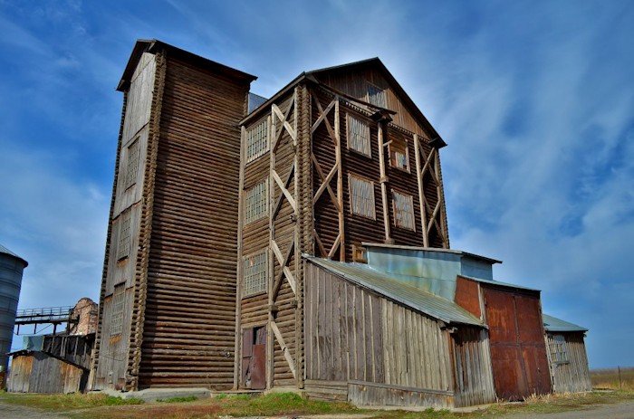 Деревянная мельница в Усть-Пристани заинтересовала барнаульских архитекторов