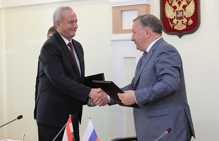 Тракторы в обмен на абрикосы: Алтайский край и Таджикистан договорились о сотрудничестве