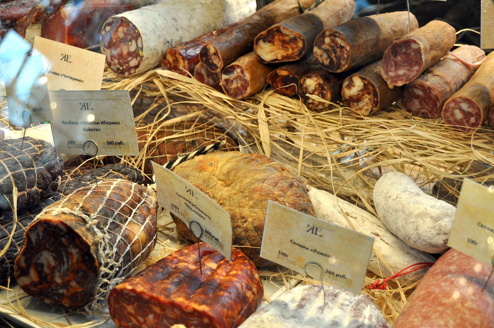 В список запрещённых для ввоза в Россию продуктов попали креветки, колбаса и орехи