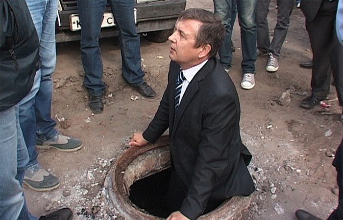 Вице-мэр Барнаула забрался в колодец, чтобы не пустить энергетиков к коммуникациям