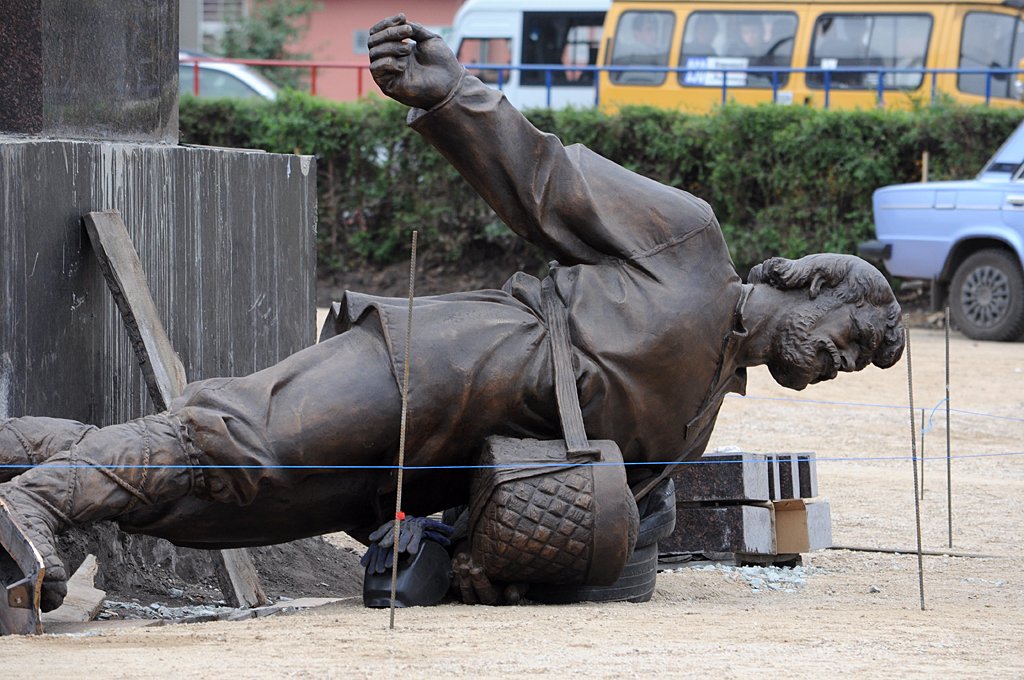 Коммунисты потребовали снести памятник Сеятелю на площади Октября