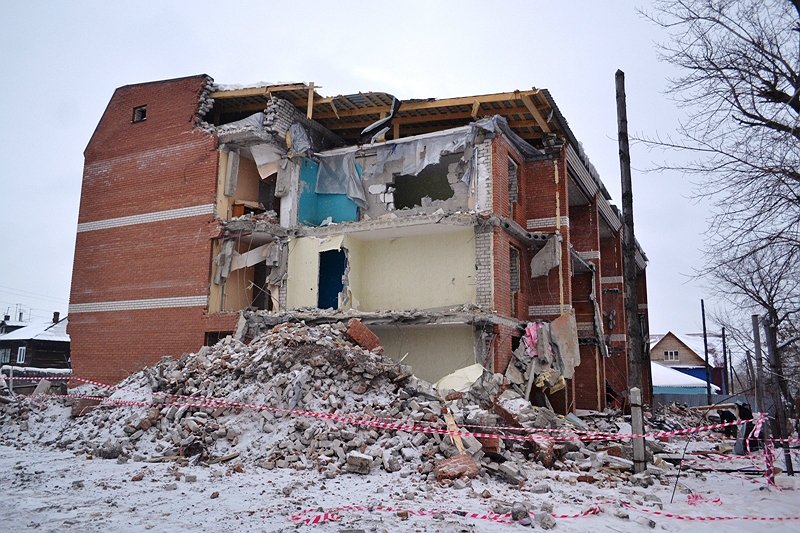 В центре Барнаула начали сносить незаконно построенный многоквартирный дом