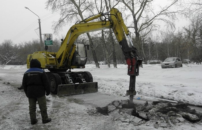 Коммунальная авария оставила без воды промзону на проспекте Калинина в Барнауле