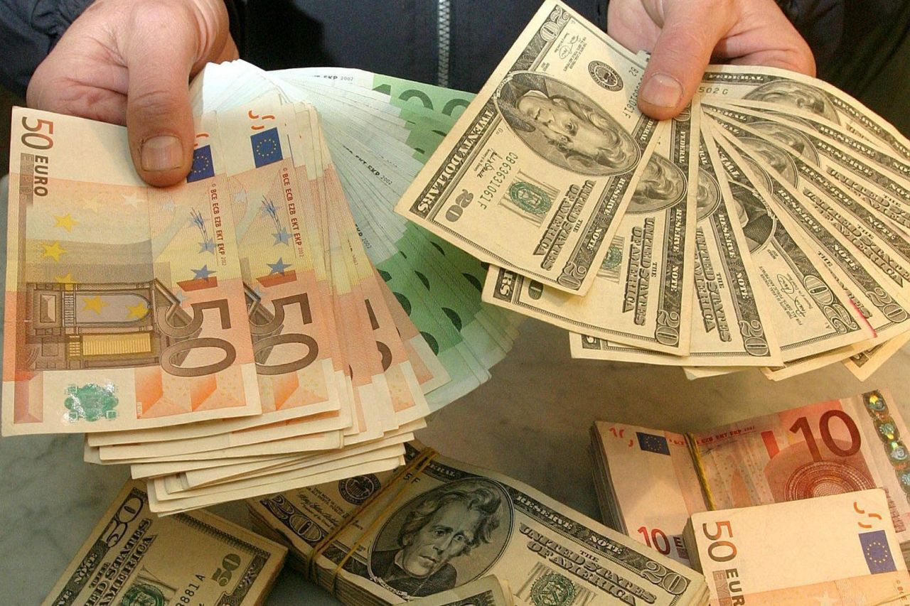 Курс евро подскочил до 60 рублей, а доллар стоит теперь дороже 48 рублей