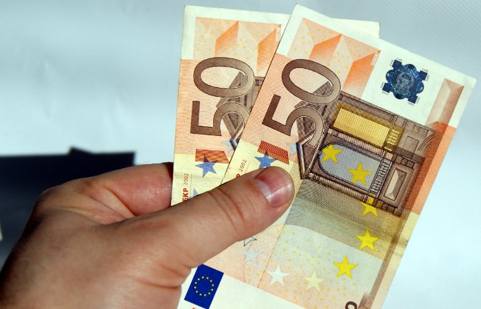 Центробанк поднял официальный курс евро до 67 рублей