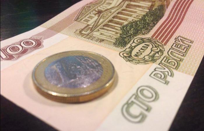 В банках Барнаула евро продается за 115 рублей, доллар – за 99