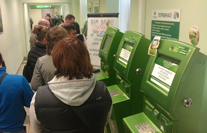 Алтайский «Сбербанк» рассказал о причинах паники среди клиентов и об очередях к банкоматам