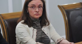 Центробанк опять повысил ключевую ставку, а рубль снова рекордно упал