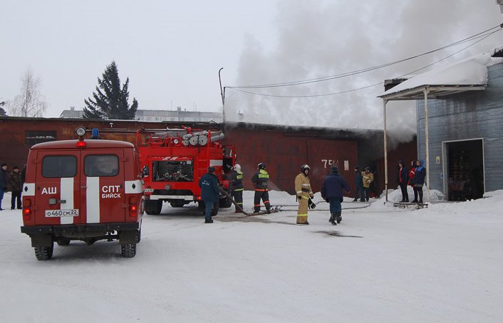 В Барнауле горел шинный завод