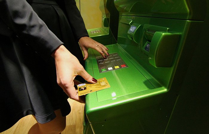 «Сбербанк» снизил месячный лимит по снятию наличных в банкоматах