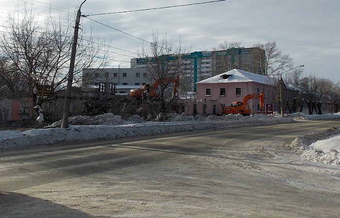 На улице Петра Сухова в Барнауле снесли очередные аварийные дома