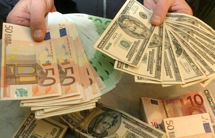 Алтайские бизнесмены трижды пытались незаконно вывезти за рубеж валюту на сумму 90 млн рублей