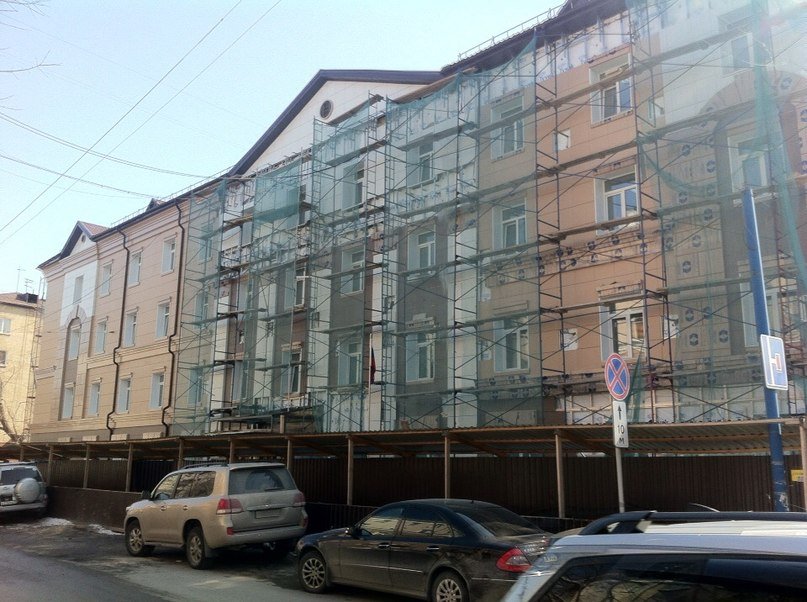 Здание Арбитражного суда в Барнауле продолжили отделывать керамогранитом, несмотря на претензии архитекторов и властей