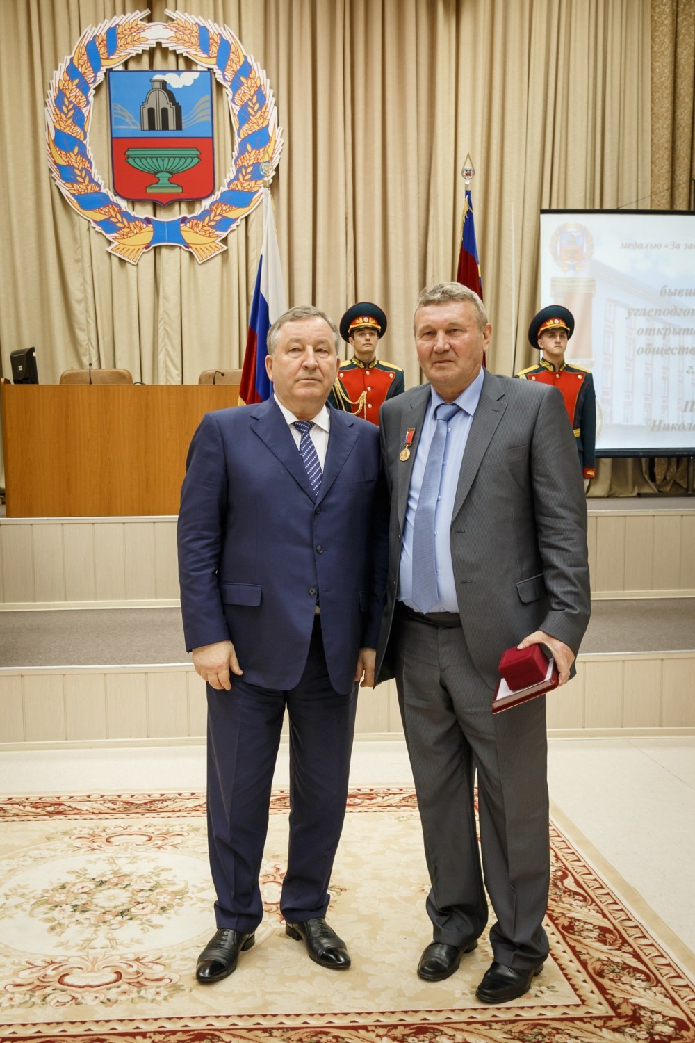 Губернатор Алтайского края наградил ветерана «Алтай-Кокса»