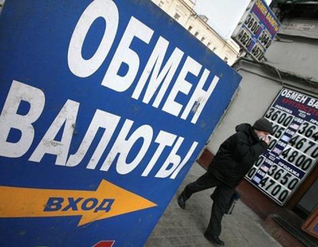 В Банках Барнаула евро продается за 55,5 рубля, доллар — за 52,5