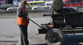 Власти Барнаула отчитались, что заделали почти 50% выбоин на дорогах