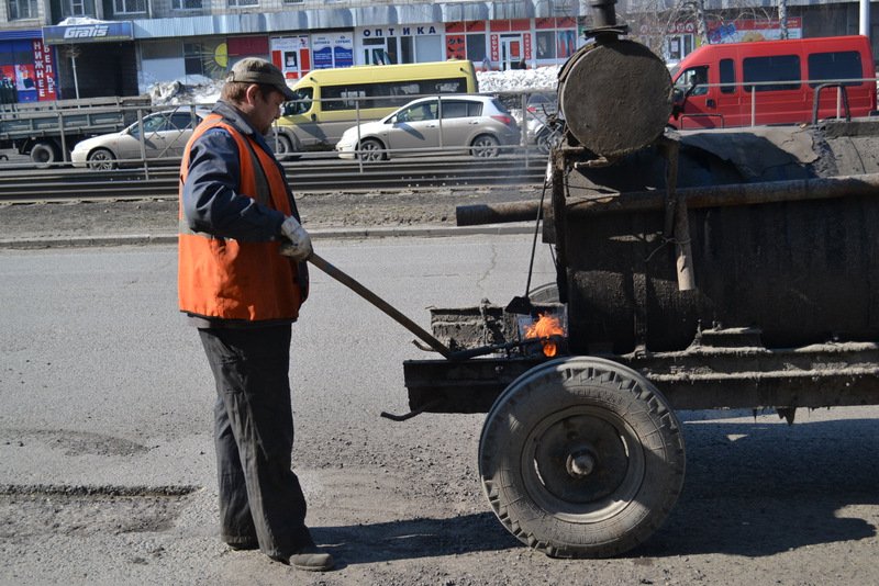Власти Барнаула отчитались, что заделали почти 50% выбоин на дорогах