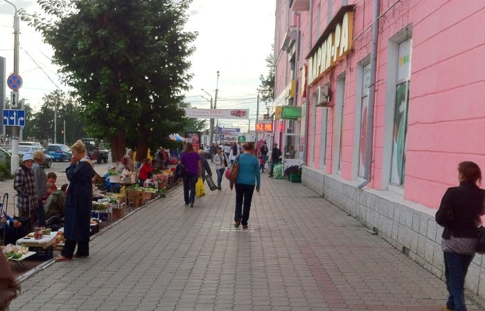В Барнауле решили бороться с уличной торговлей бесплатными местами на рынках