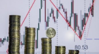 Сколько стоит рубль сегодня: доллар и евро опять поднялись в цене