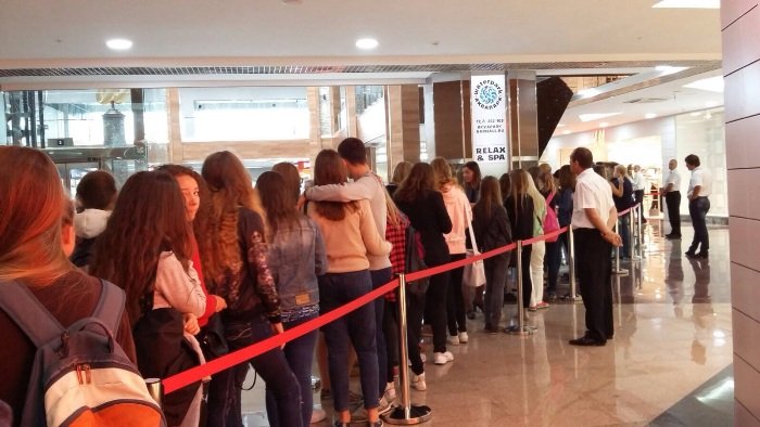Барнаульцы стоят в очереди на открытие магазина H&M