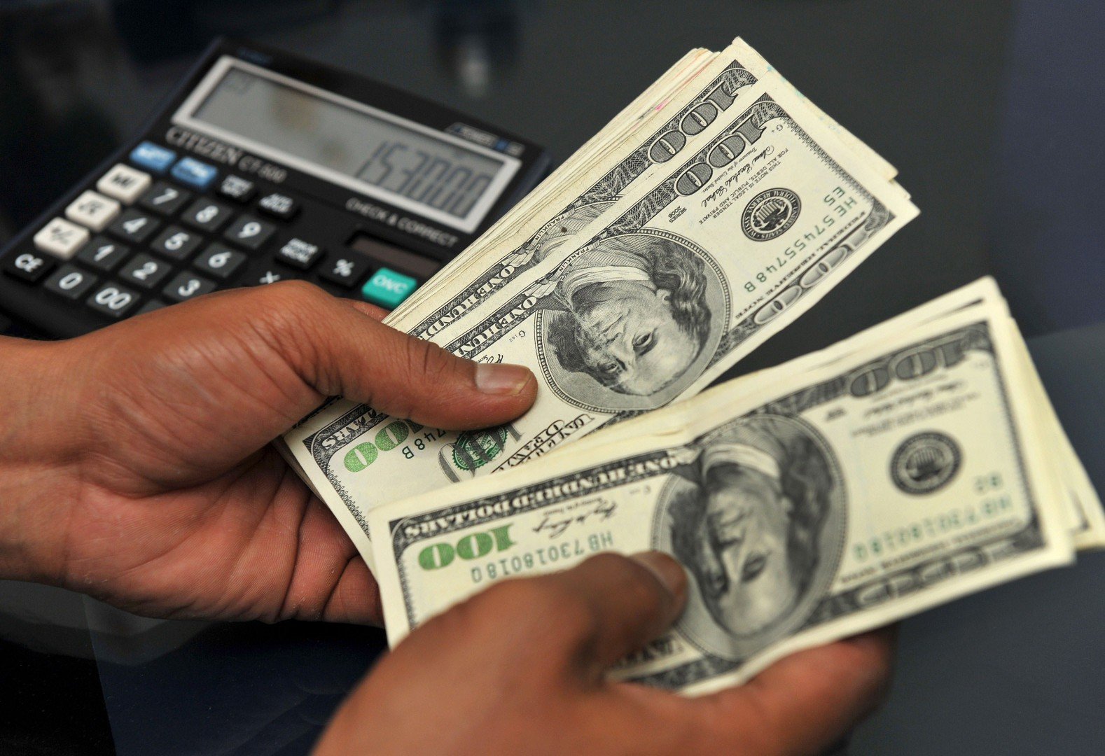 Курс доллара впервые за два месяца опустился ниже 63 рублей