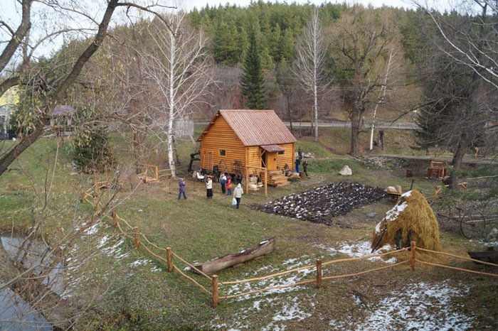 В Белокурихе открыли первую в Сибири действующую водяную мельницу