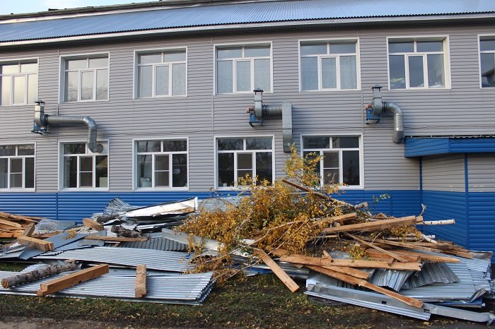 Ветер сорвал крышу с корпуса Алтайской академии гостеприимства