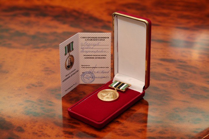 Гендиректор Алтай-Кокса Павел Лизогуб награжден медалью имени Акинфия Демидова