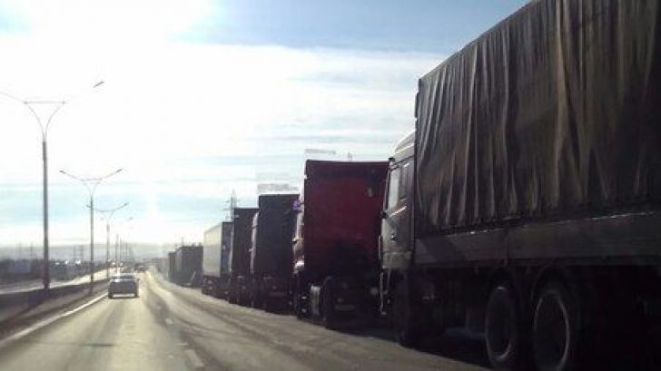 Алтайские дальнобойщики выстроились в колонну протеста на трассе М-52