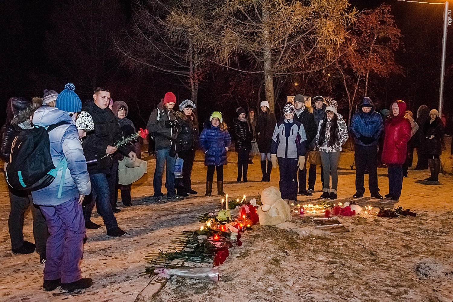 В Новосибирске люди приносят цветы в память о нашей землячке Юлии Масленниковой