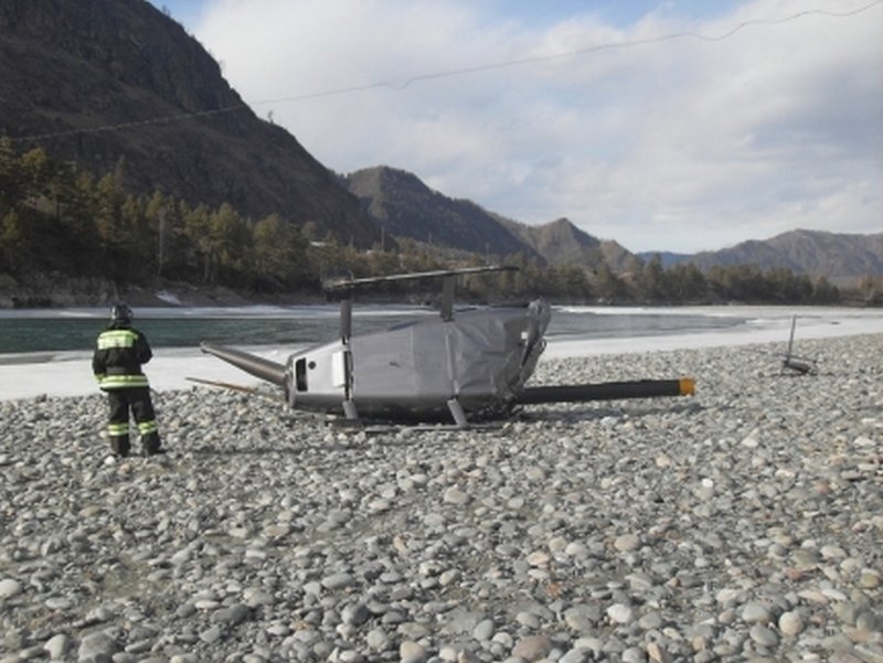 В Горном Алтае частный вертолет зацепил винтом провода связи и разбился