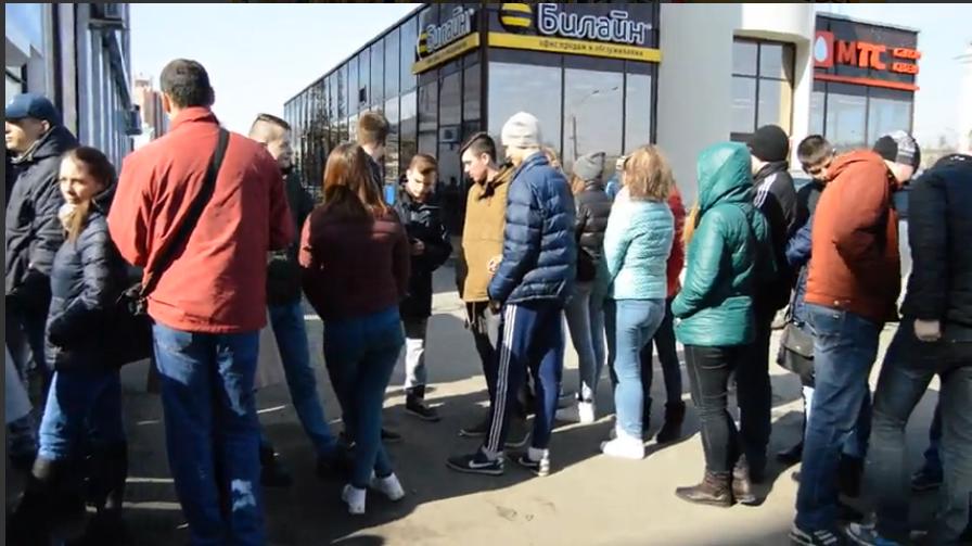 Барнаульцы три часа стояли в очереди за бесплатными гонконгскими вафлями