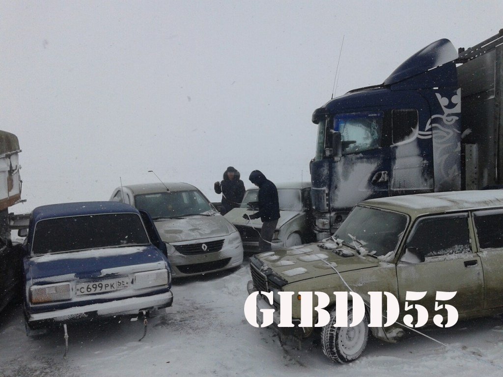 Массовое ДТП на сибирской трассе: под Омском столкнулись 17 машин (фото)