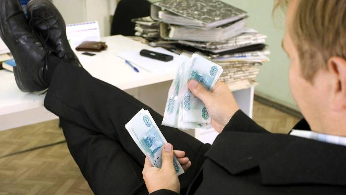 Цифра дня: средняя зарплата федеральных чиновников – 111,3 тысячи рублей