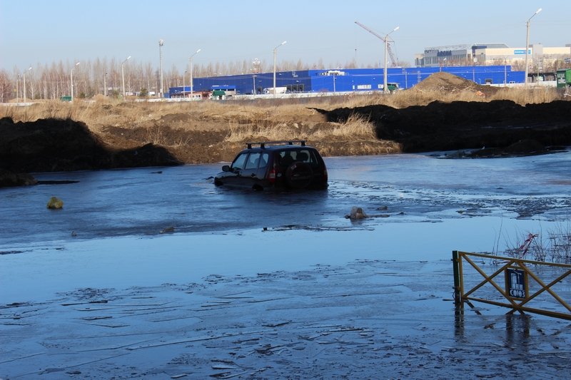В Барнауле на парковке по улице Взлетной утонули больше двадцати машин (фоторепортаж)