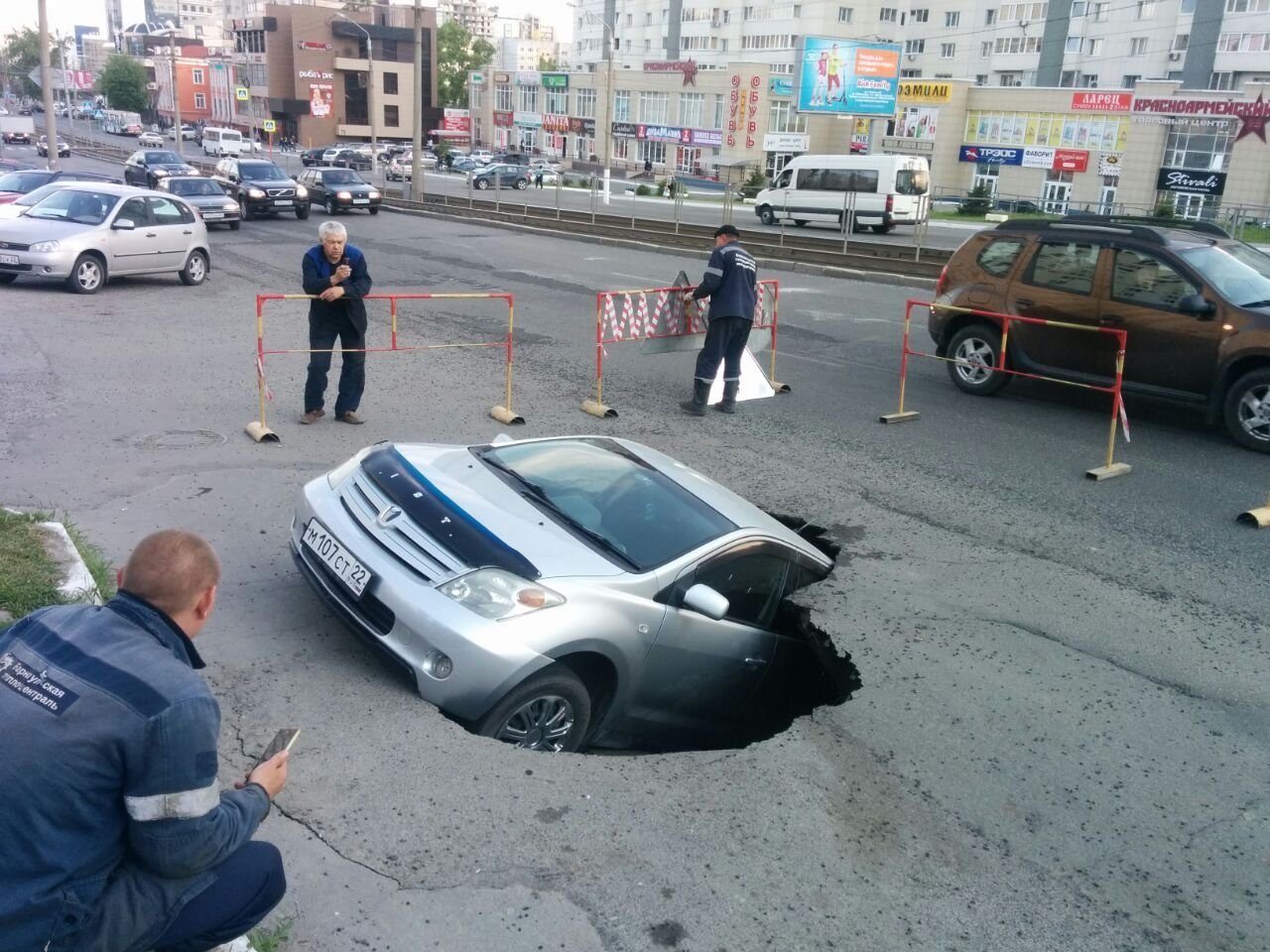 В центре Барнаула под асфальт провалилась машина. Фото и видео
