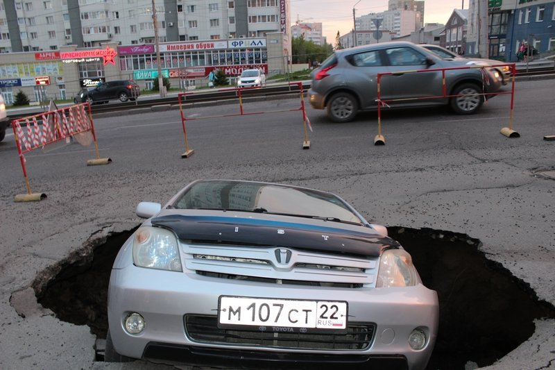 Фоторепортаж "Капиталиста": в Барнауле машина провалилась под асфальт