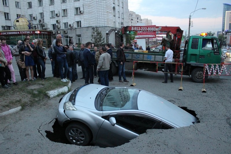 Фоторепортаж "Капиталиста": в Барнауле машина провалилась под асфальт