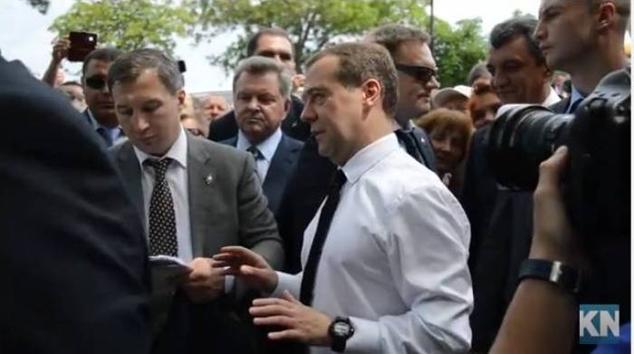 «Денег нет. Но вы держитесь» Премьер-министр Дмитрий Медведев сообщил, что индексации пенсий не будет