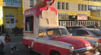 Барнаулец переделывает старые “Волги” в автокиоски по продаже мороженого