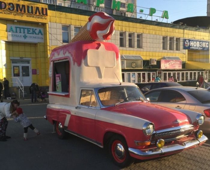 Барнаулец переделывает старые "Волги" в автокиоски по продаже мороженого