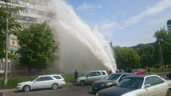 На улице Антона Петрова забил фонтан (фото и видео)