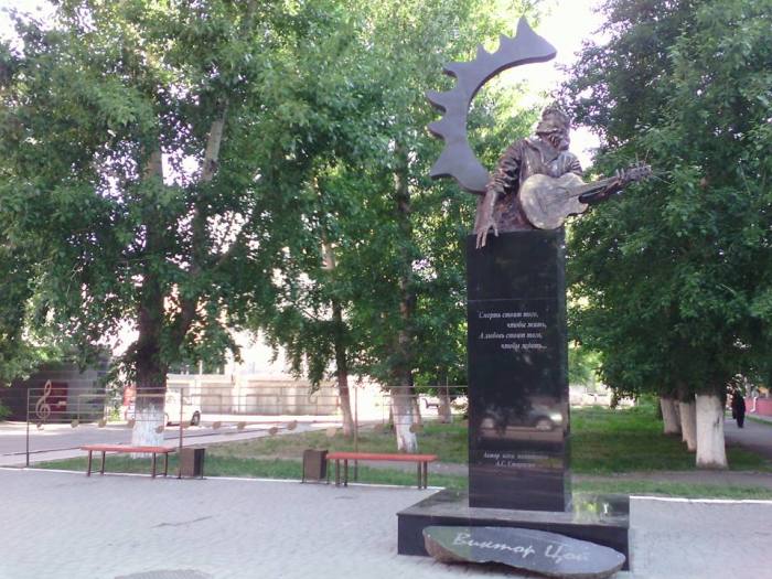 В Барнауле у памятника Цою появился первый музыкальный забор