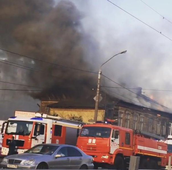 В центре Барнаула горит двухэтажный дом (фото, постоянное обновление)